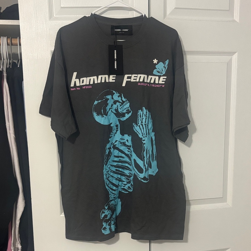 Homme Femme Graphic Tee in Gray